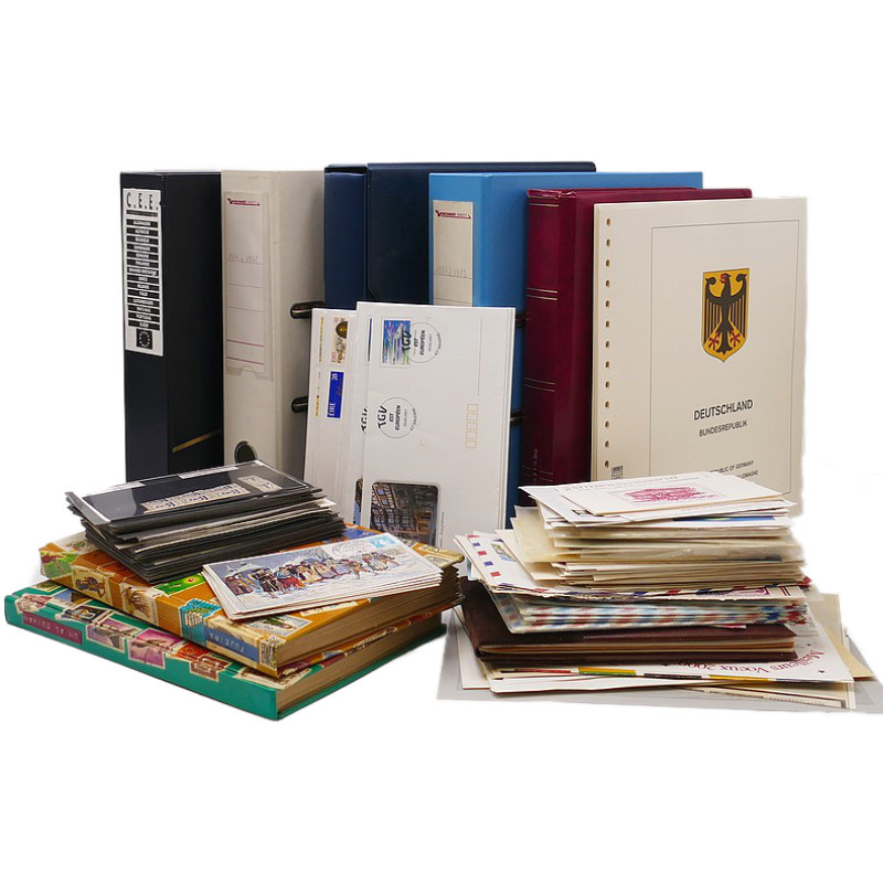 Vrac massif de timbres du monde neufs et oblitérés en un carton.