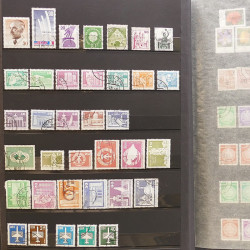 Vrac massif de timbres du monde neufs et oblitérés en un carton.
