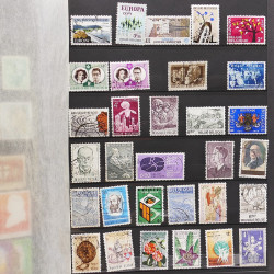 Vrac massif de timbres du monde neufs et oblitérés en un carton.