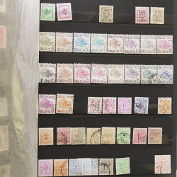 Vrac massif de timbres du monde neufs et oblitérés en un carton.