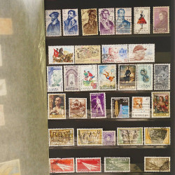 Vrac massif de timbres du monde neufs et oblitérés en un carton.