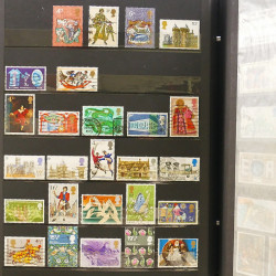 Vrac massif de timbres du monde neufs et oblitérés en un carton.