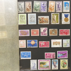 Vrac massif de timbres du monde neufs et oblitérés en un carton.