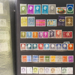 Vrac massif de timbres du monde neufs et oblitérés en un carton.