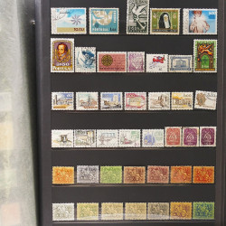 Vrac massif de timbres du monde neufs et oblitérés en un carton.