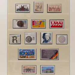 Vrac massif de timbres du monde neufs et oblitérés en un carton.