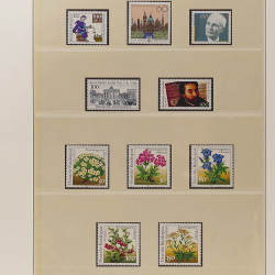 Vrac massif de timbres du monde neufs et oblitérés en un carton.