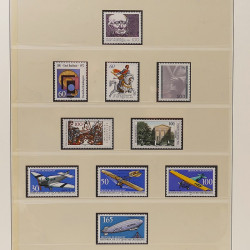 Vrac massif de timbres du monde neufs et oblitérés en un carton.