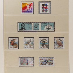 Vrac massif de timbres du monde neufs et oblitérés en un carton.