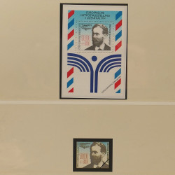 Vrac massif de timbres du monde neufs et oblitérés en un carton.