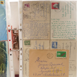 Vrac massif de timbres du monde neufs et oblitérés en un carton.