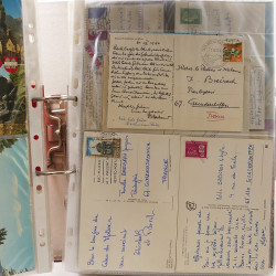 Vrac massif de timbres du monde neufs et oblitérés en un carton.