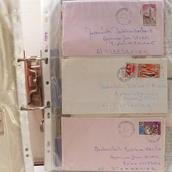 Vrac massif de timbres du monde neufs et oblitérés en un carton.