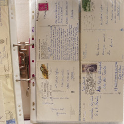 Vrac massif de timbres du monde neufs et oblitérés en un carton.