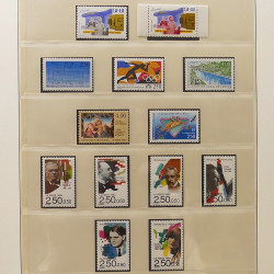 Vrac massif de timbres du monde neufs et oblitérés en un carton.