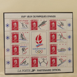 Vrac massif de timbres du monde neufs et oblitérés en un carton.