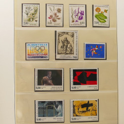 Vrac massif de timbres du monde neufs et oblitérés en un carton.