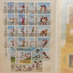 Vrac massif de timbres du monde neufs et oblitérés en un carton.