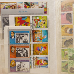 Vrac massif de timbres du monde neufs et oblitérés en un carton.