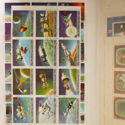 Vrac massif de timbres du monde neufs et oblitérés en un carton.