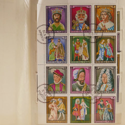 Vrac massif de timbres du monde neufs et oblitérés en un carton.