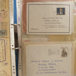Vrac massif de timbres du monde neufs et oblitérés en un carton.