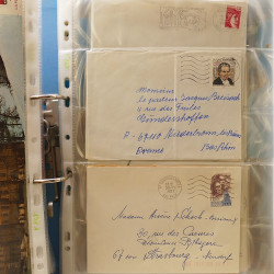 Vrac massif de timbres du monde neufs et oblitérés en un carton.