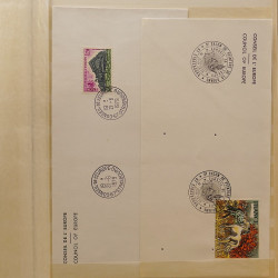 Vrac massif de timbres du monde neufs et oblitérés en un carton.