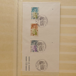 Vrac massif de timbres du monde neufs et oblitérés en un carton.