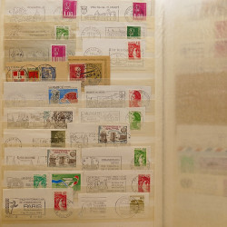 Vrac massif de timbres du monde neufs et oblitérés en un carton.