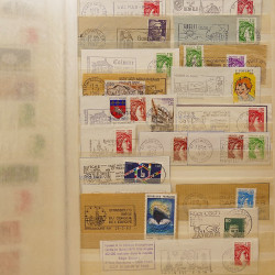 Vrac massif de timbres du monde neufs et oblitérés en un carton.