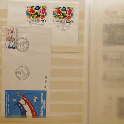 Vrac massif de timbres du monde neufs et oblitérés en un carton.