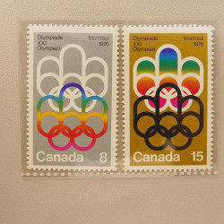 Vrac massif de timbres du monde neufs et oblitérés en un carton.