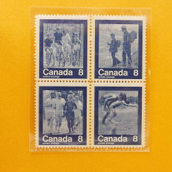 Vrac massif de timbres du monde neufs et oblitérés en un carton.