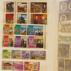 Vrac massif de timbres du monde neufs et oblitérés en un carton.