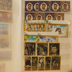 Vrac massif de timbres du monde neufs et oblitérés en un carton.