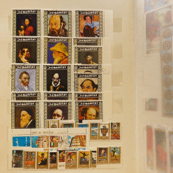 Vrac massif de timbres du monde neufs et oblitérés en un carton.