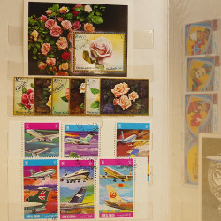 Vrac massif de timbres du monde neufs et oblitérés en un carton.