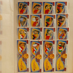 Vrac massif de timbres du monde neufs et oblitérés en un carton.