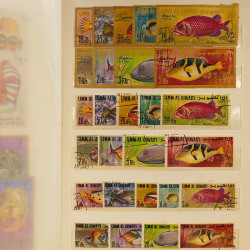 Vrac massif de timbres du monde neufs et oblitérés en un carton.