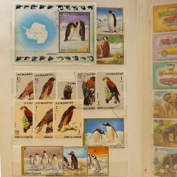 Vrac massif de timbres du monde neufs et oblitérés en un carton.
