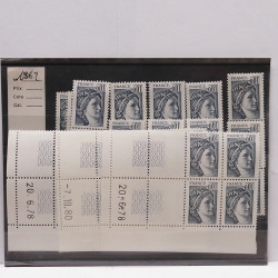 Vrac massif de timbres du monde neufs et oblitérés en un carton.