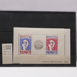 Vrac massif de timbres du monde neufs et oblitérés en un carton.