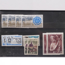 Vrac massif de timbres du monde neufs et oblitérés en un carton.
