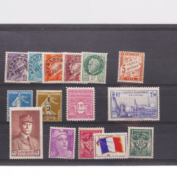 Vrac massif de timbres du monde neufs et oblitérés en un carton.