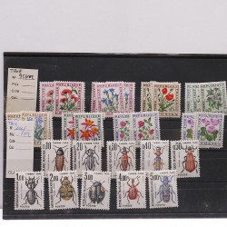 Vrac massif de timbres du monde neufs et oblitérés en un carton.