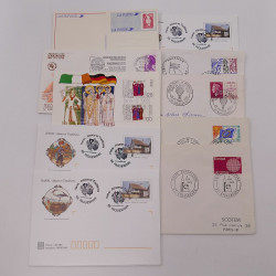 Vrac massif de timbres du monde neufs et oblitérés en un carton.