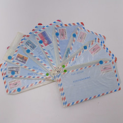 Vrac massif de timbres du monde neufs et oblitérés en un carton.