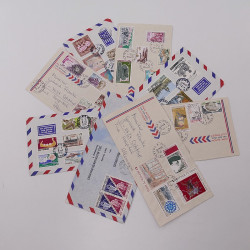 Vrac massif de timbres du monde neufs et oblitérés en un carton.