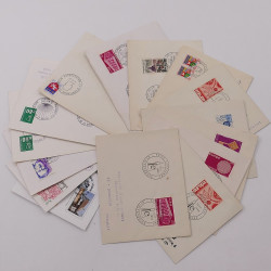 Vrac massif de timbres du monde neufs et oblitérés en un carton.